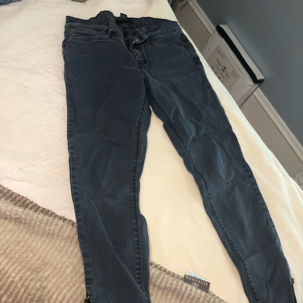 Zipper legged cropped jeans